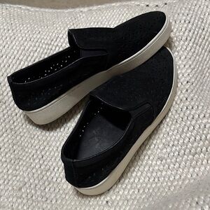 Vionic Midi Perforated Slip-On Sneaker. Perfect casual spring shoe! Size 9.
